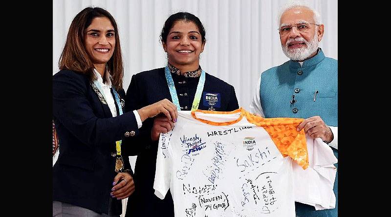 राष्ट्रमंडल खेलों में पदक जीतकर लौटे भारतीय दल की पीएम मोदी ने की मेजबानी