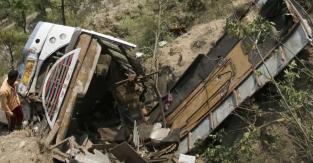 उत्तराखंड में बड़ा सड़क हादसा, गहरी खाई में गिरी बस, 25 लोगों मौत
