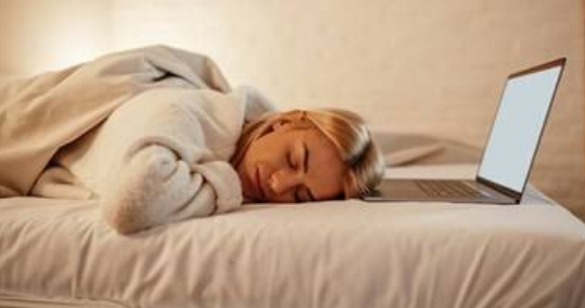 कई घातक बीमारियों को निमंत्रण देती है लैपटॉप या TV खुला छोड़कर सोने की आदत
