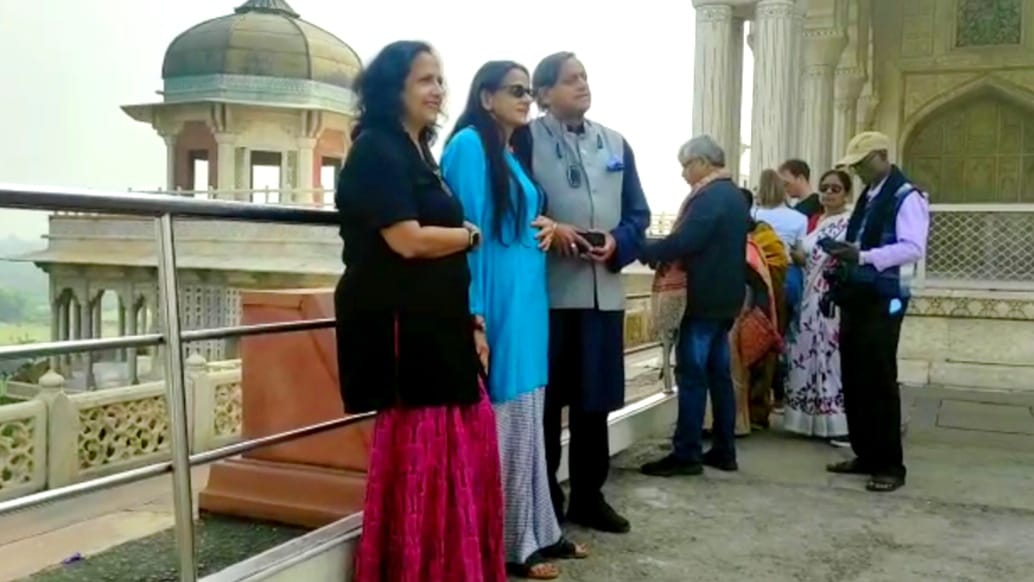 कांग्रेस नेता शशि थरूर ने परिवार संग आगरा में बिताया समय, ऐतिहासिक स्मारकों का भ्रमण
