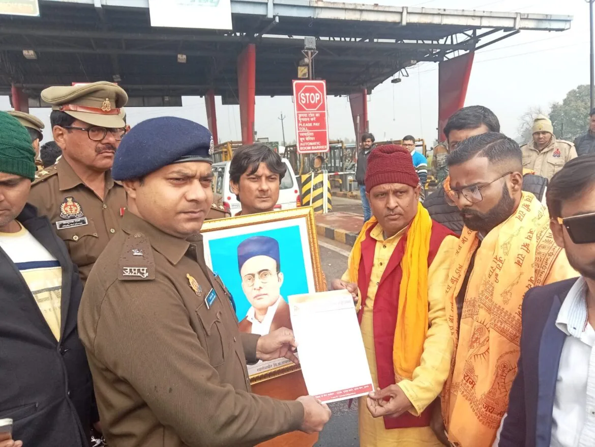 AMU जा रहे हिंदू महासभा के कार्यकर्ताओं को पुलिस ने रोका, जमकर हुआ प्रदर्शन, यूनिवर्सिटी में वीर सावरकर की फोटो लगाने की मांग