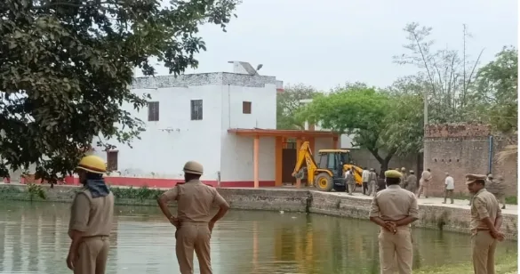 फतेहपुर में अतीक के करीबी रहे हिस्ट्रीशीटर के मकान पर चला योगी सरकार का बुलडोजर