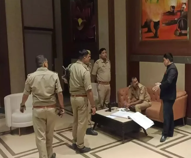 यूपी: वाराणसी के होटल में ब‍िहार सरकार के मंत्री तेज प्रताप यादव से बदसलूकी, पुल‍िस कर रही जांच
