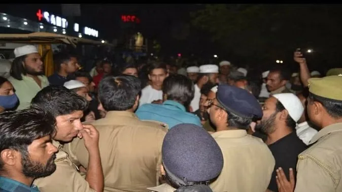 यूपी के मेरठ में बच्चों के विवाद में मस्जिद से चलीं गोलियां, महिला सहित दो की मौत, गांव बना छावनी
