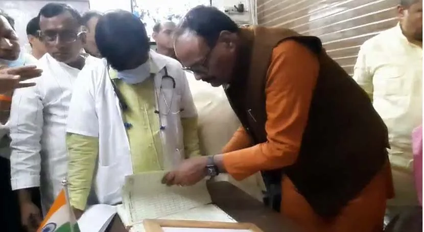 डिप्टी सीएम बृजेश पाठक ने आगरा व सीतापुर में तैनात चिकित्सक किया बर्खास्त