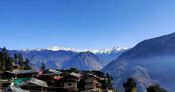 हिमाचल प्रदेश की तीर्थन घाटी जंहा के पर्वतों की चोटियां कर देती हैं मंत्रमुग्ध