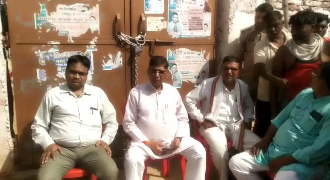 Agra News: मंदिर पर कब्जे को लेकर हंगामा, भाजपा विधायक ने पुलिस पर लगाये गंभीर आरोप, पीड़ितों के साथ धरने पर बैठे