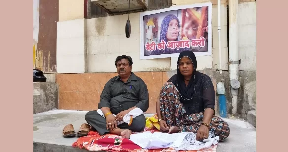 Agra News: बेटी की आजादी को कलेक्ट्रेट में धरने पर बैठी पालनहार, घंटों धूप में बैठने पर भी नहीं पिघले जिम्मेदार