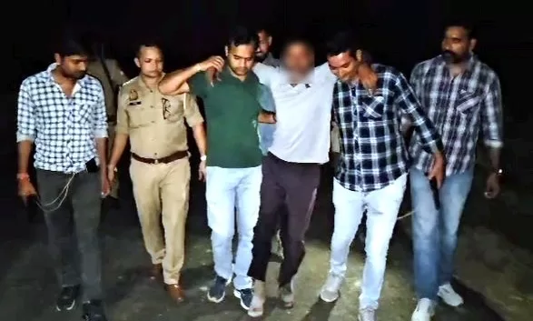 Agra News: पुलिस मुठभेड़ में 50 हज़ार का इनामी बदमाश गिरफ्तार, 7 साल से था फ़रार