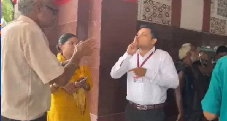 Agra News: दिव्यांग-मूक बधिर यात्रियों के लिए रेलवे ने किए विशेष इंतजाम, अब नही करना पड़ेगा दिक्कतों का सामना