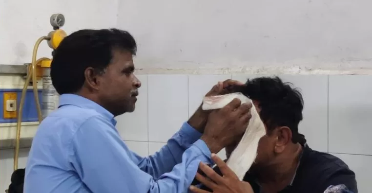 Agra News: सत्संगियों के पथराव में घायल हुए वरिष्ठ पत्रकार ने न्यू आगरा थाने में दी नामजद तहरीर
