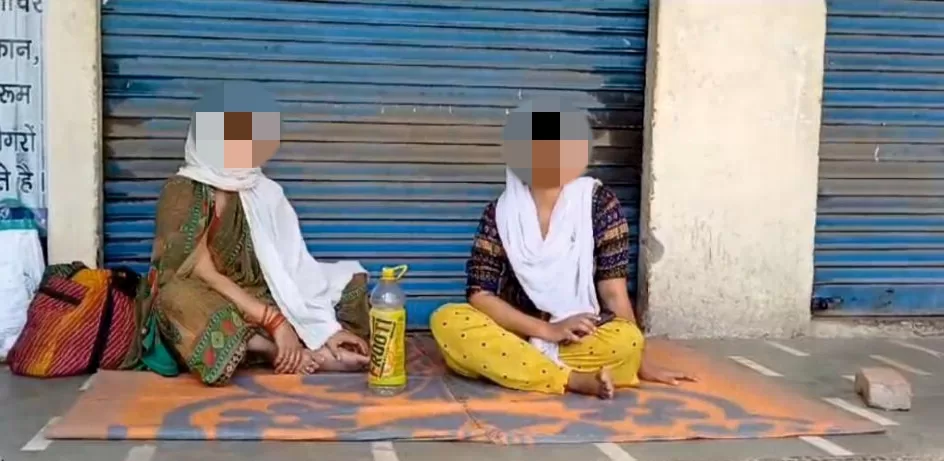 Agra News: पत्नी को घर से निकाल अपनी ही चचेरी बहन से की शादी, ससुराल के बाहर धरने पर बैठी पत्नी