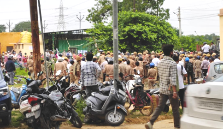Agra News: राधा स्वामी सत्संग सभा के सत्संगियों ने किया पुलिस और पत्रकारों पर पथराव, कई गंभीर घायल