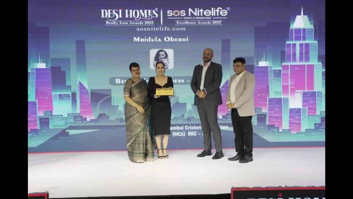 “Major Royden D’Souza” honoured “Mridula Oberoi” for Best Debut Actress – OTT at SoS Nitelife Excellence Awards 2023