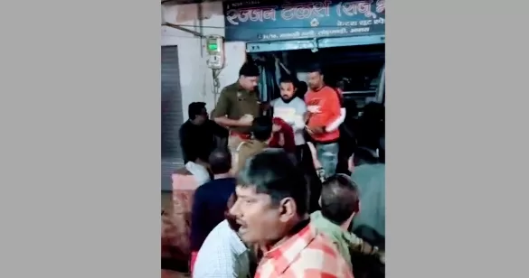 Agra News: ढाई करोड़ देने से बच रहे लॉटरी संचालक को लोगों ने दबोच के पुलिस को सौंपा
