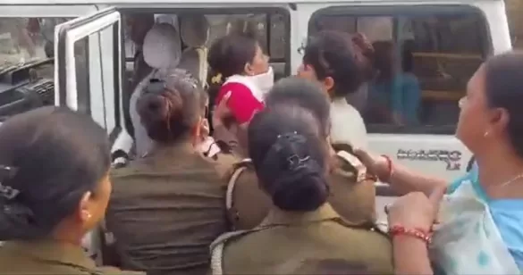 सपा नेता पूजा शुक्ला को ईको गार्डन से घसीटते हुए ले गई पुलिस, 112 की धरनारत कर्मचारियों को समर्थन देने पहुँची थी