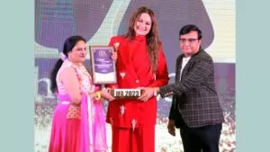 Mr Ashok Bhatt & Mrs Ushmita Bhatt Honored By Actress Sonakshi Sinha at International Fame Award 2023