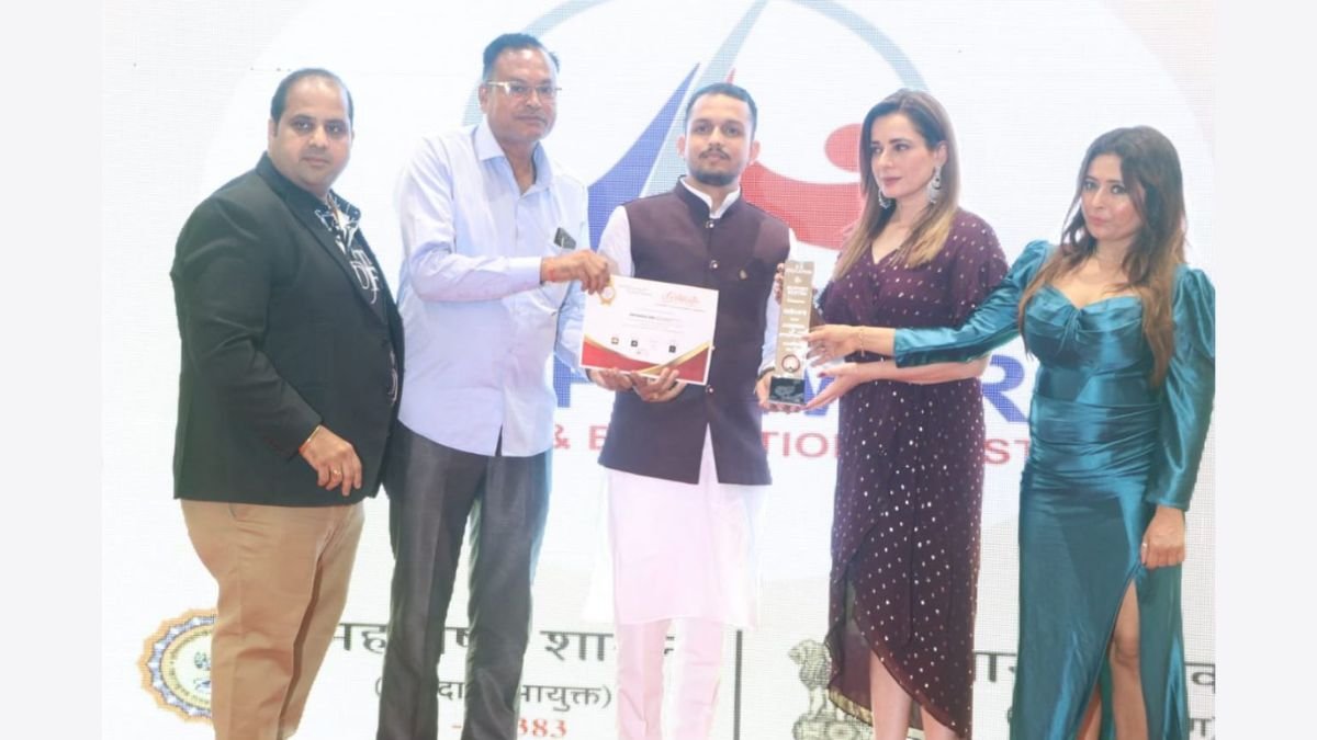 Cow-Helper Omprakash Soni Awarded by Neelam Kothari