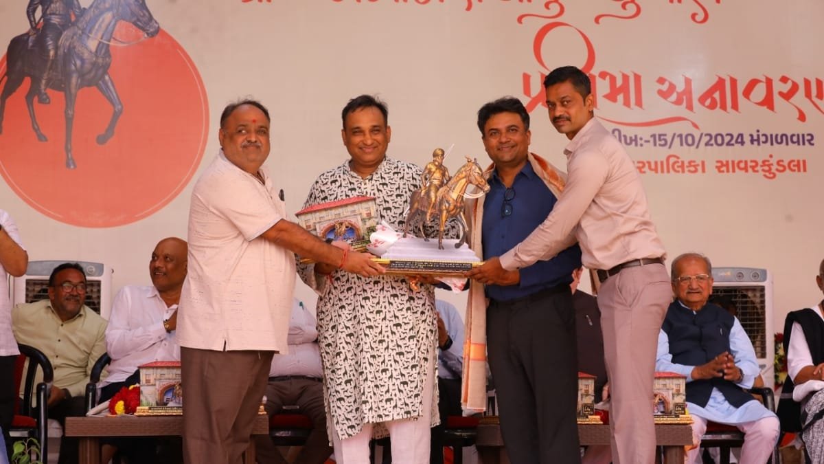 Mayur Vakani, Actor and Sculptor, Honored in Savarkundla for His Statue of Jogidas Bapu Khuman