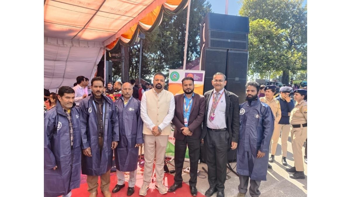 AU Small Finance Bank Distributes Raincoats to Shimla’s Municipal Heroes for Swachhta Pakhwada