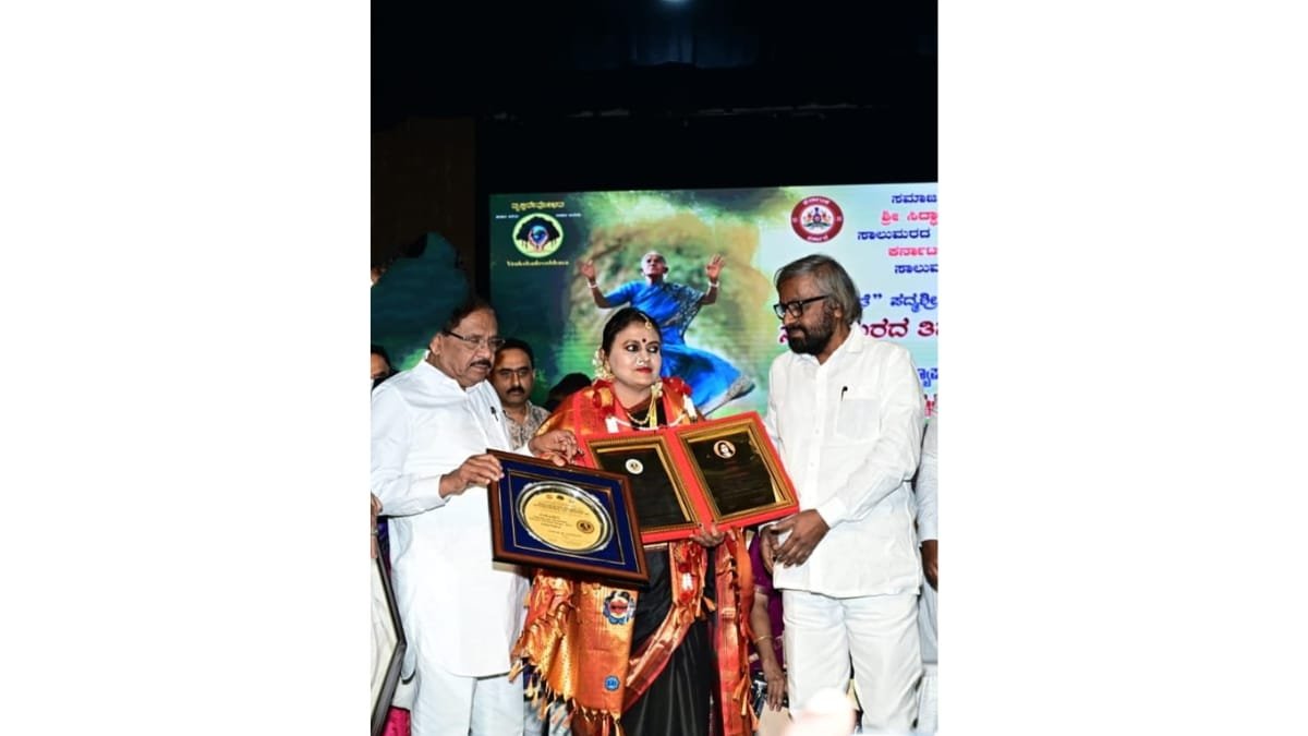 Dr. Savitha Rani Honored with Thimmakka Award for Water Yoga and Civic Engagement Contributions