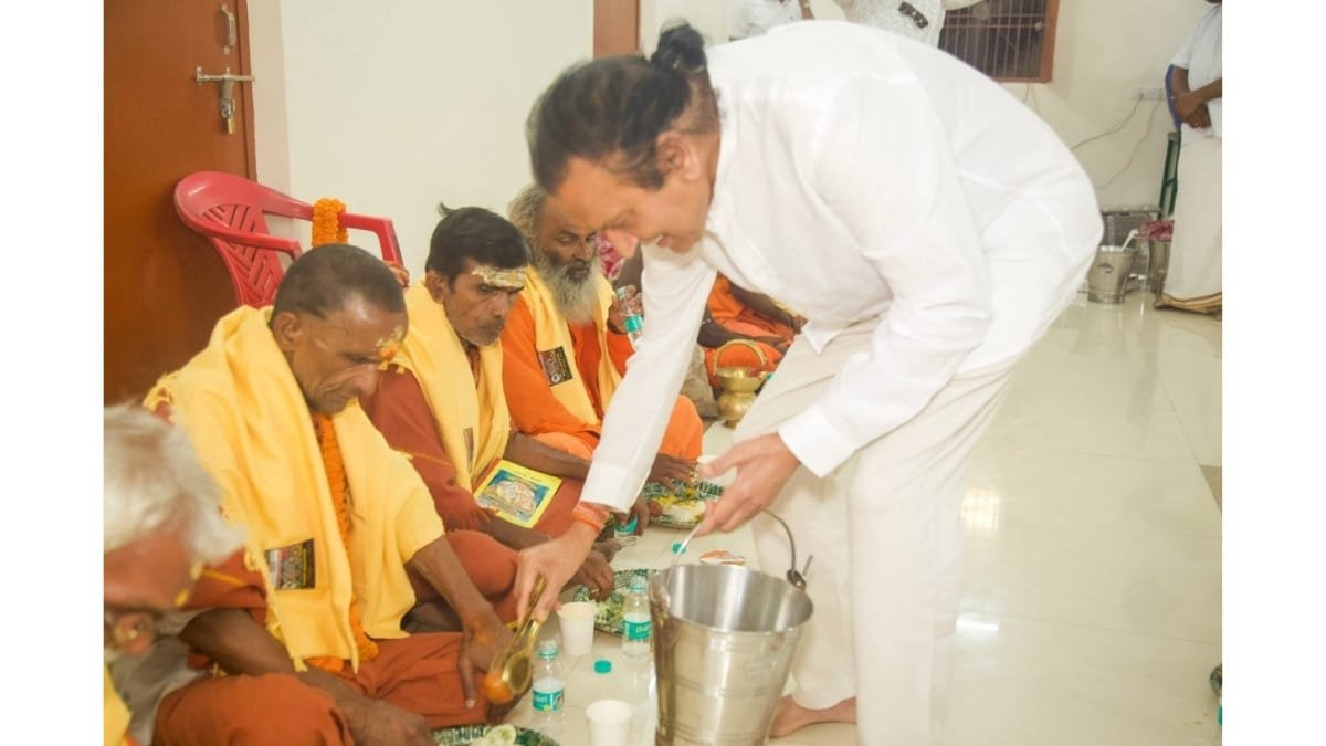 Dinesh Shahra Foundation Pays Tribute to Swami Sivananda Maharaj at Varanasi Ashram