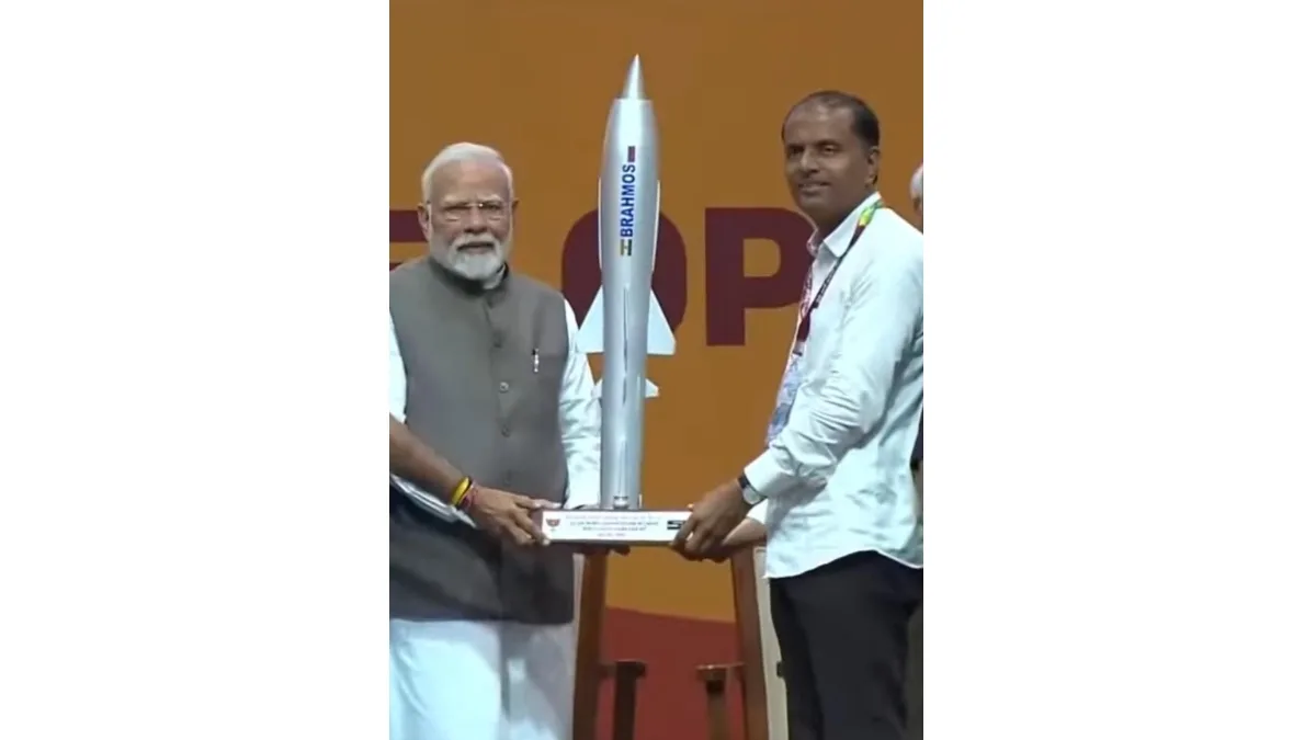 PM Modi Receives Operation Sindoor Memento Honoring Army’s Valor and Heritage